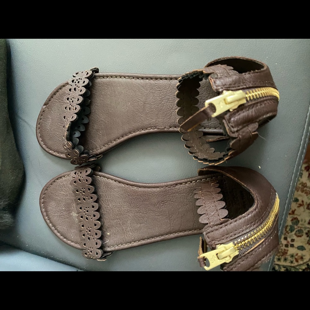 Brown man made Sandals .